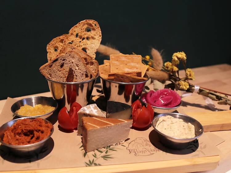 La taperia vegana La Perra Verde, el millor restaurant d'especialitat de Barcelona segons Joc de Cartes que captiva amb senzillesa i amor La taperia vegana La Perra Verde, el millor restaurant d'especialitat de Barcelona segons Joc de Cartes que captiva amb senzillesa i amor