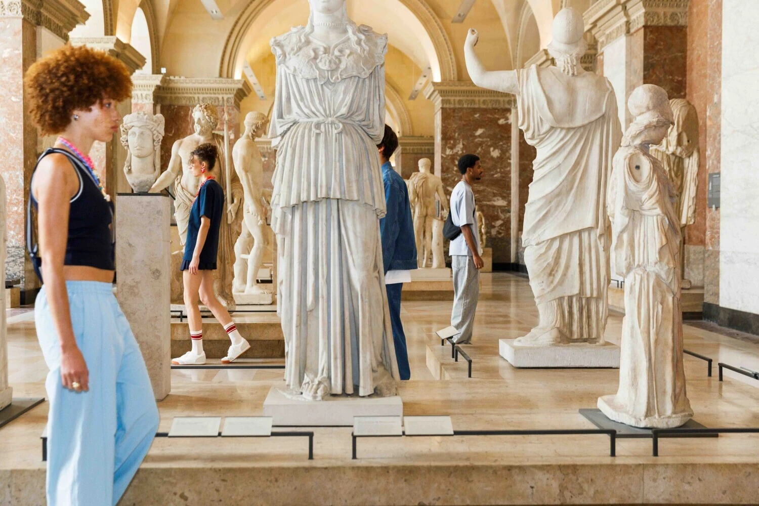 Avant sa mort, Martin Parr a photographi&eacute; le Louvre pour une collection Uniqlo