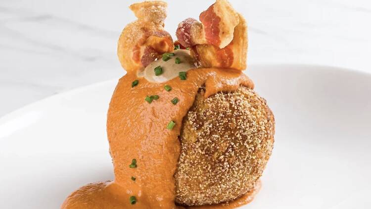  The One Barcelona. Somni Restaurant I Bomba XL de calçots amb botifarra de perol, romesco i rosta