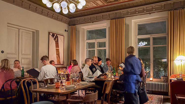 Ihmisiä syömässä ravintola Elmin ruokasalissa