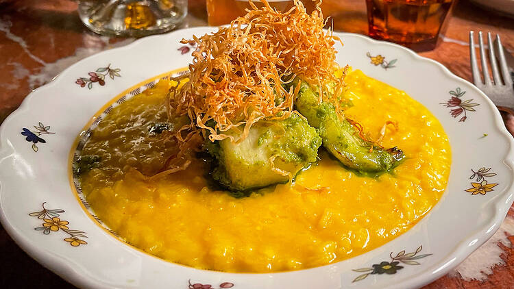 Lautasella keltaista risottoa