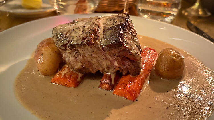 pippuripihvi lautasella jossa on kermakastiketta