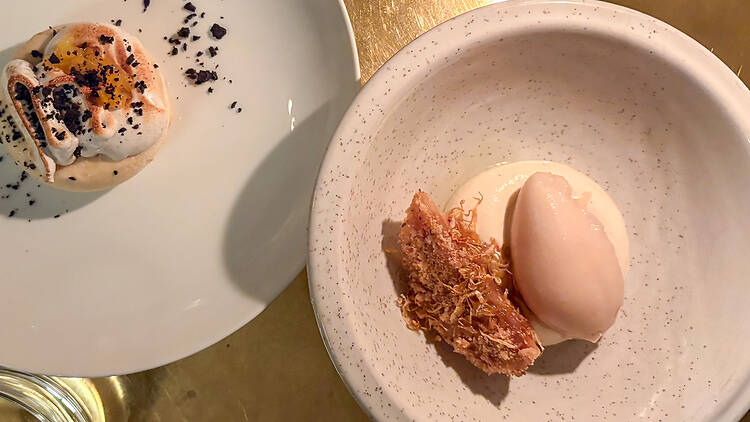 Jälkiruokia ja jäätelöä lautasilla ravintolassa Kuurna