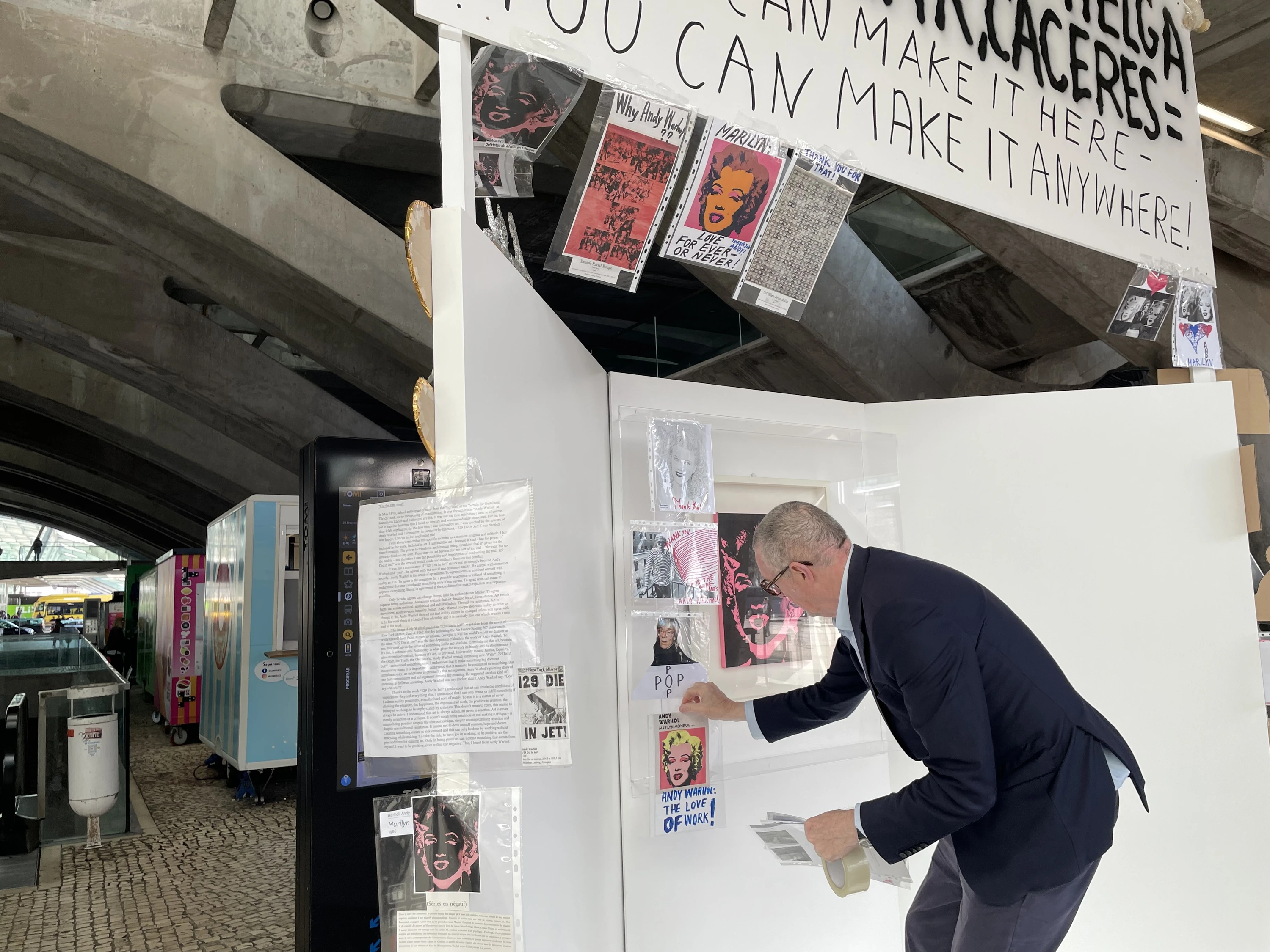 Montagem de 'POP-UP-MARILYN', de Thomas Hirschhorn