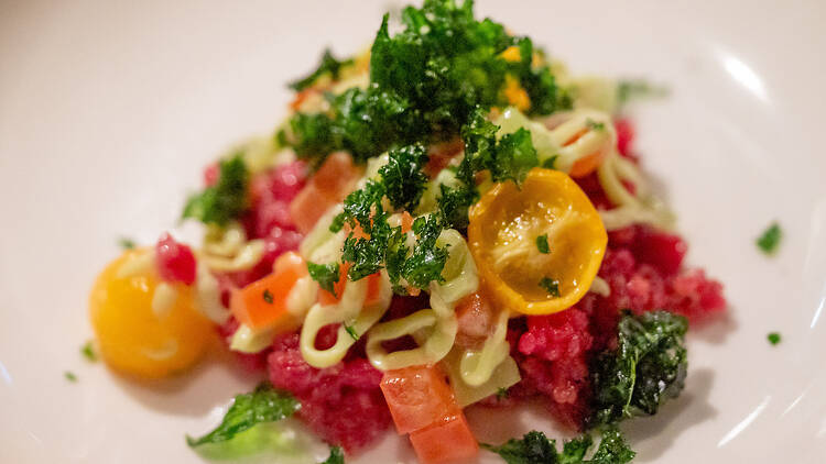 Tartar annos jonka päällä on vihreää lehtikaalia