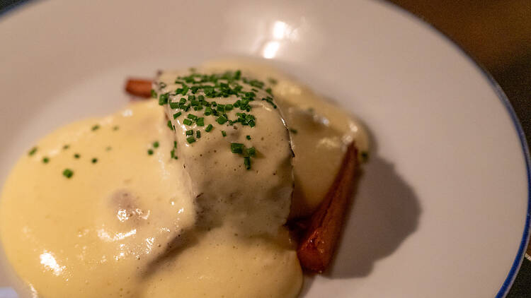 Palanen villisikaa jonka päällä on valtavasti vaahdotettua kastiketta