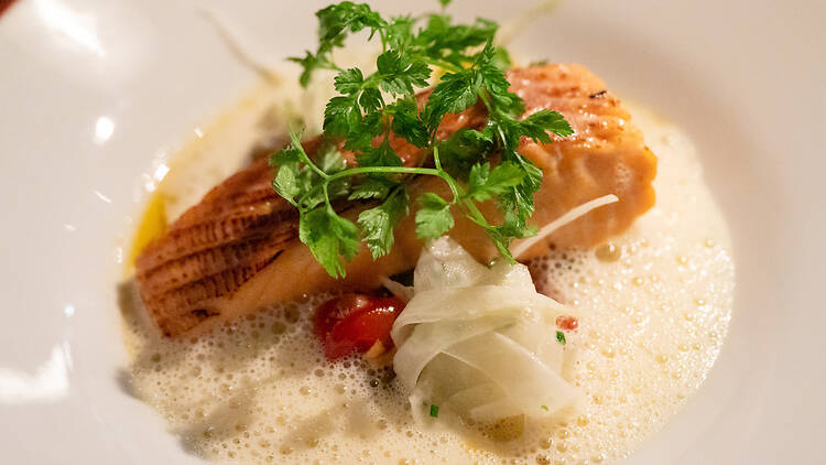 Paistettua nieriää vaaleassa kastikkeessa ravintolassa Wino Helsingissä