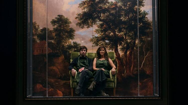 Uma cenógrafa e um dramaturgo entram num palco I