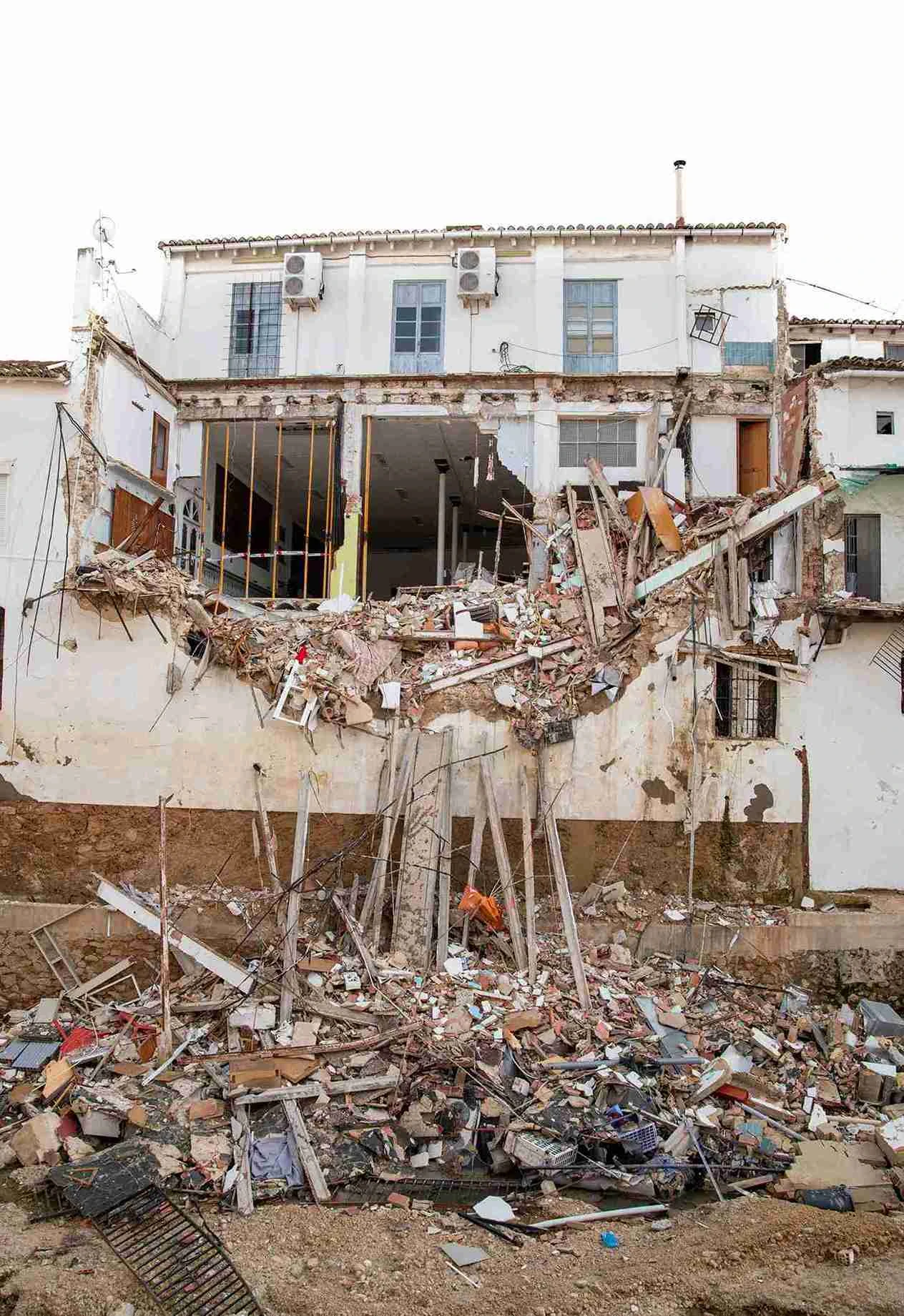 Edifici ensorrat per la Dana