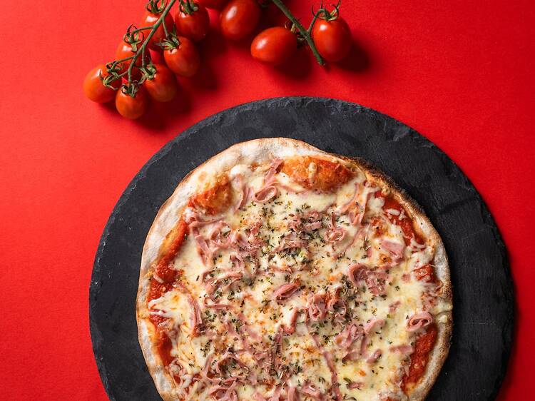 There’s a new thin-crust Rio-style pizza at Mercado da Vila