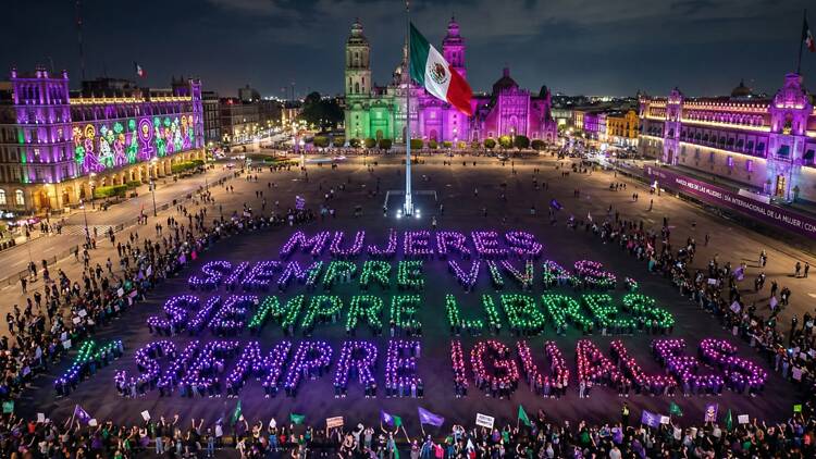 8M: Habrá iluminación monumental y formarán frase conmemorativa