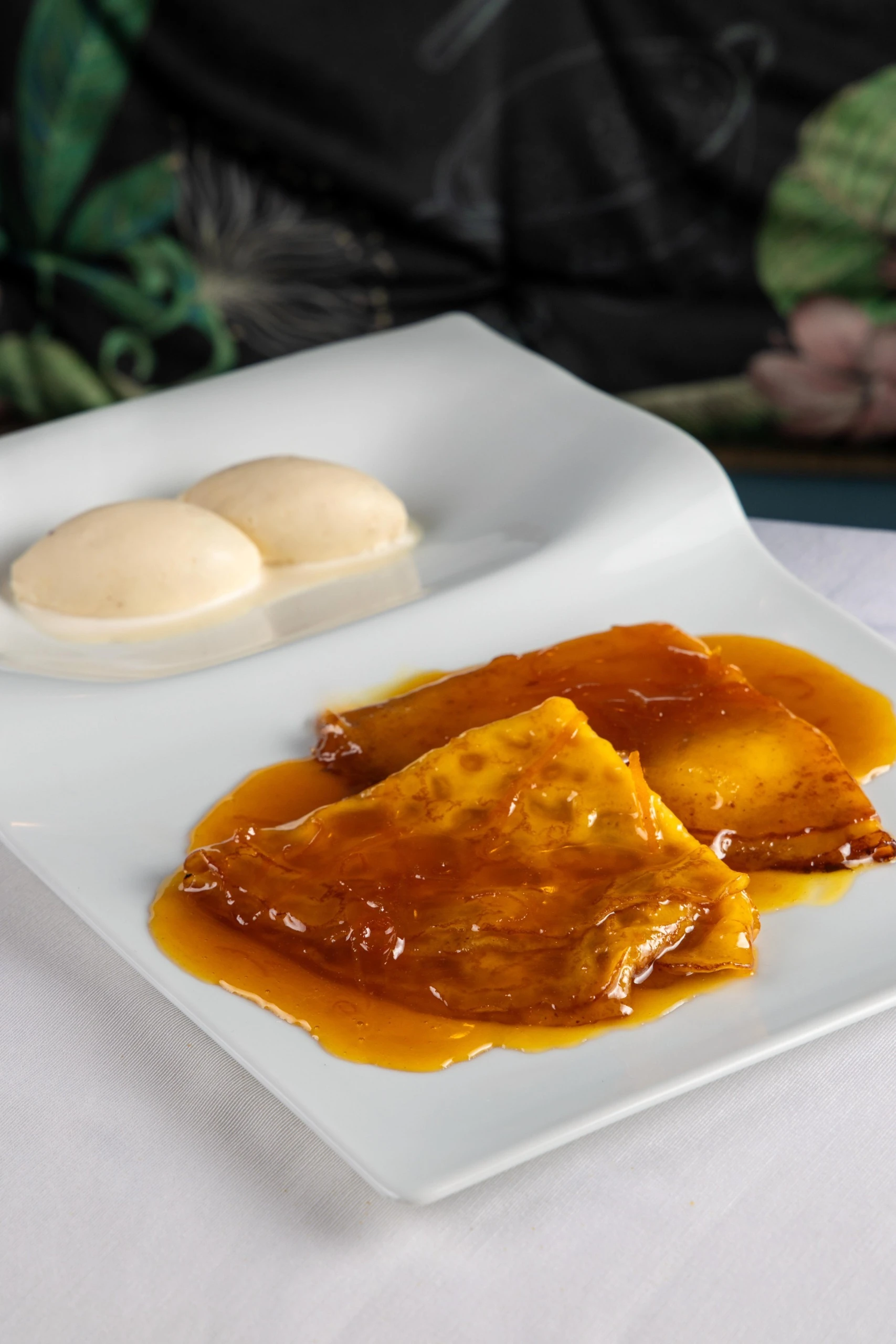 Cr&ecirc;pe Suzette Panquecas finas servidas com Molho de Laranja Caramelizada e flambado no sal&atilde;o com licor Cointreau&reg; servido com sorvete de cumaru 