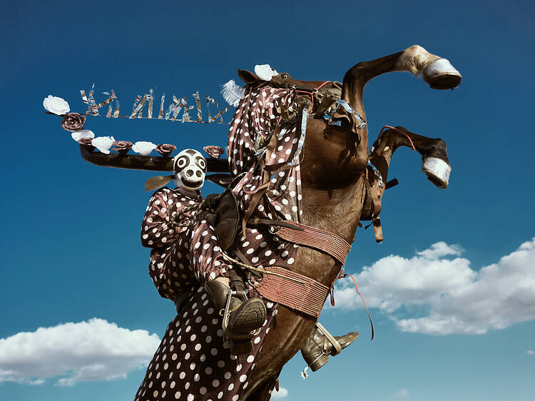 Já ouviu falar nas Cavalhadas? Fernando Young transforma a tradicional encenação de batalhas a cavalo de Pirenópolis em exposição na Gávea