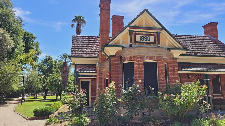 Take a wander around Machattie Park