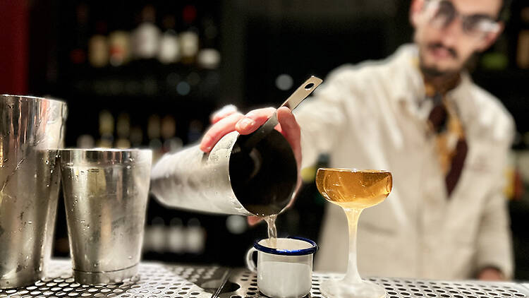 Cócteles de barrio maridados en un bar diminuto