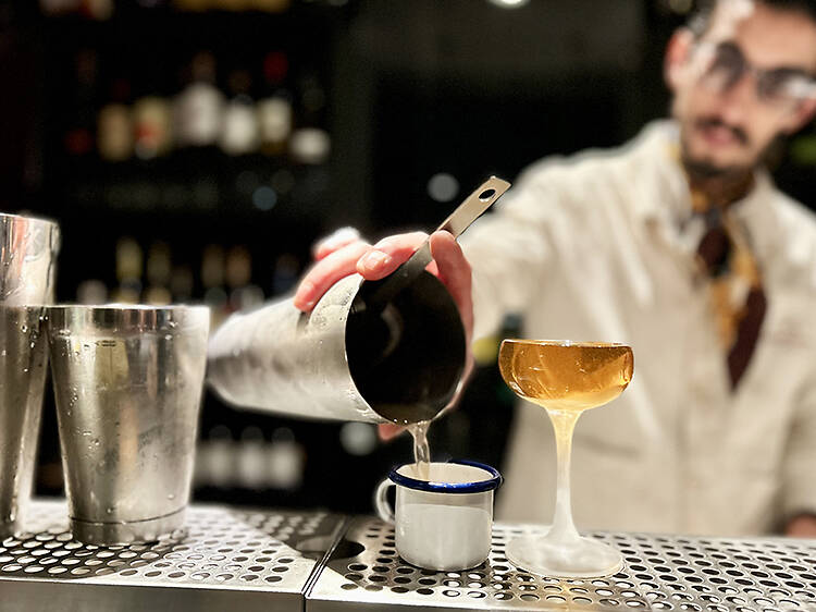 Cócteles de barrio maridados en un bar diminuto