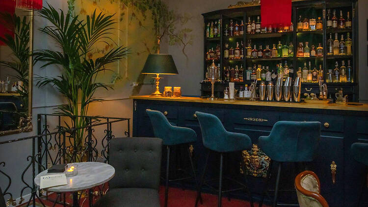 Un salón suspendido en el tiempo para beber antiguo