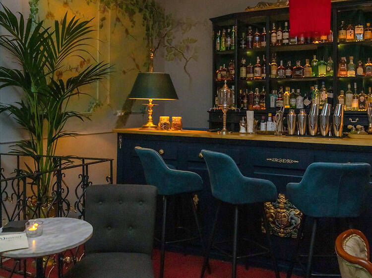 Un salón suspendido en el tiempo para beber antiguo