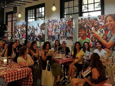 La Sobretaula: així és el club de lectura gastronòmic fundat per dues germanes de Barcelona
