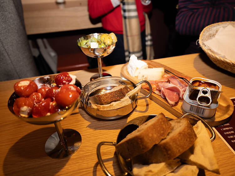 A Pachecas tomou conta do Pub Lisboeta. Aos cocktails, juntam-se uma “mercearia” e um menu diário (que inclui almoços)