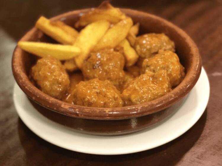 Este bar de Madrid, famoso por su cachopo, hace historia ganando varios premios de comida a domicilio: Mejor restaurante de España, entre ellos