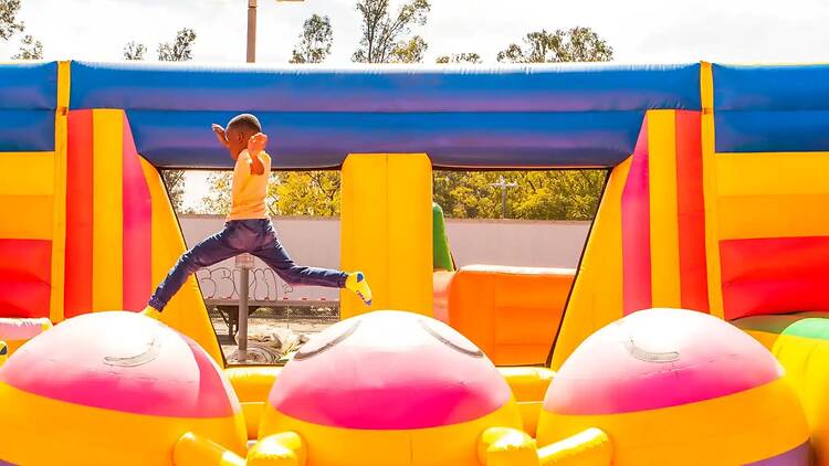 Saltar en el parque hinchable más grande del mundo