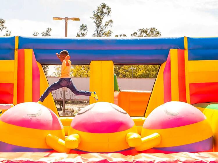 El parque hinchable más grande del mundo vuelve a Madrid: más de 4.000 metros cuadrados con carrera de obstáculos, tobogán gigante y una 'ninja wall' El parque hinchable más grande del mundo vuelve a Madrid: más de 4.000 metros cuadrados con carrera de obstáculos, tobogán gigante y una 'ninja wall'
