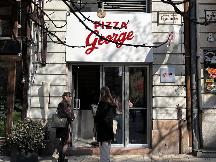 New York-i stílusú pizzaszeletek az Egyetem téren: megnyílt a Pizza George