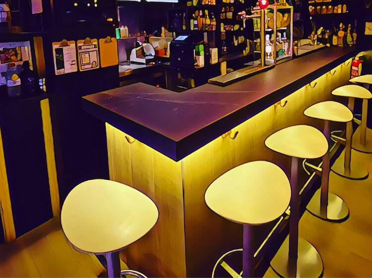 La coctelería más pequeña de Barcelona sirve grandes cócteles a diez euros (y te pone tapa gratis)