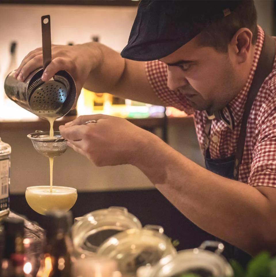 Daniel Sevillano, one man bar