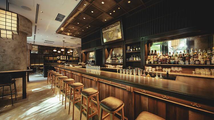 コンセプチュアルなバーで和洋折衷の一杯を飲む。