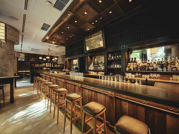 コンセプチュアルなバーで和洋折衷の一杯を飲む。