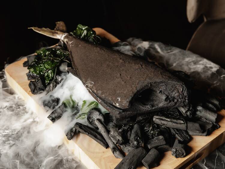 Peixe preservado em cinza, gelado de pau santo e champanhe: assim é o irreverente Black Moon