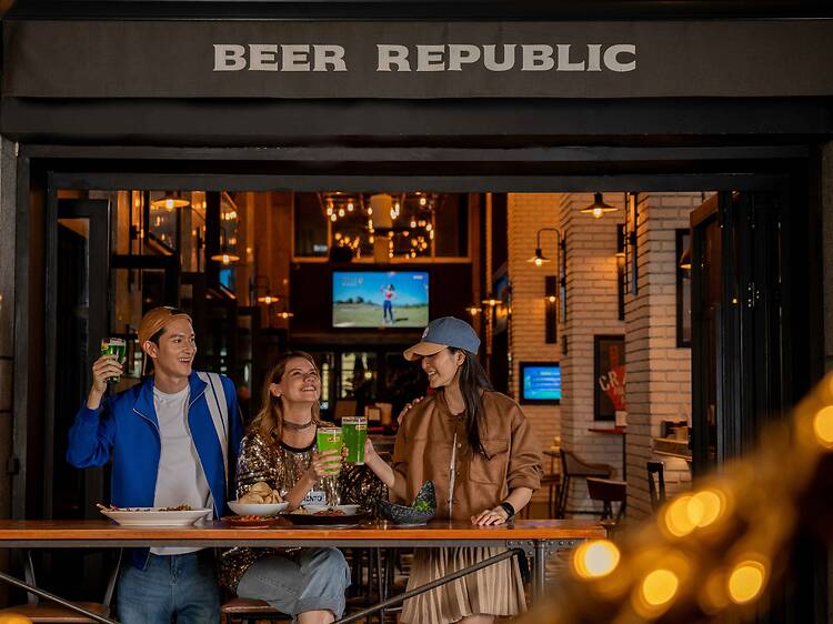 Sip inky Guinness beside green-bun burgers at Beer Republic