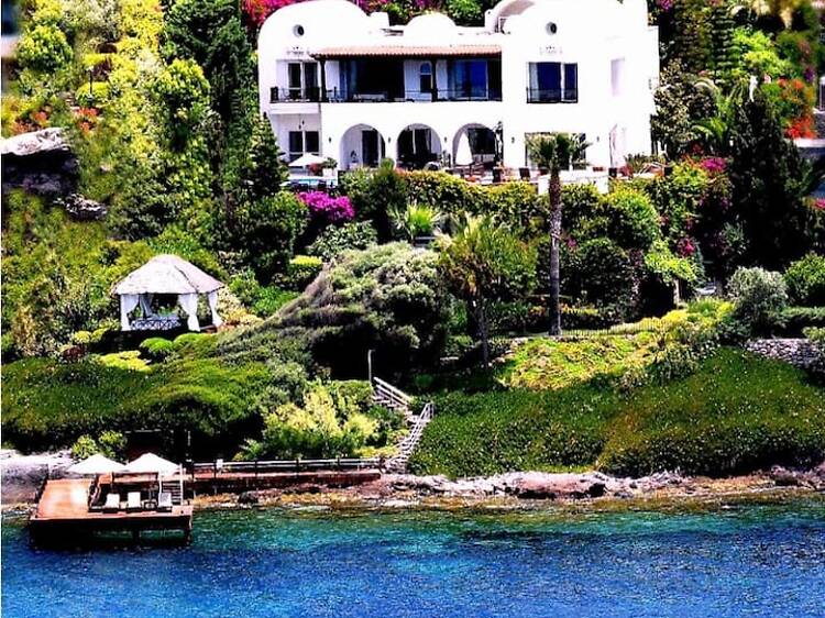 The Heritage Jewel: Seafront Luxury Villa with Private Pier