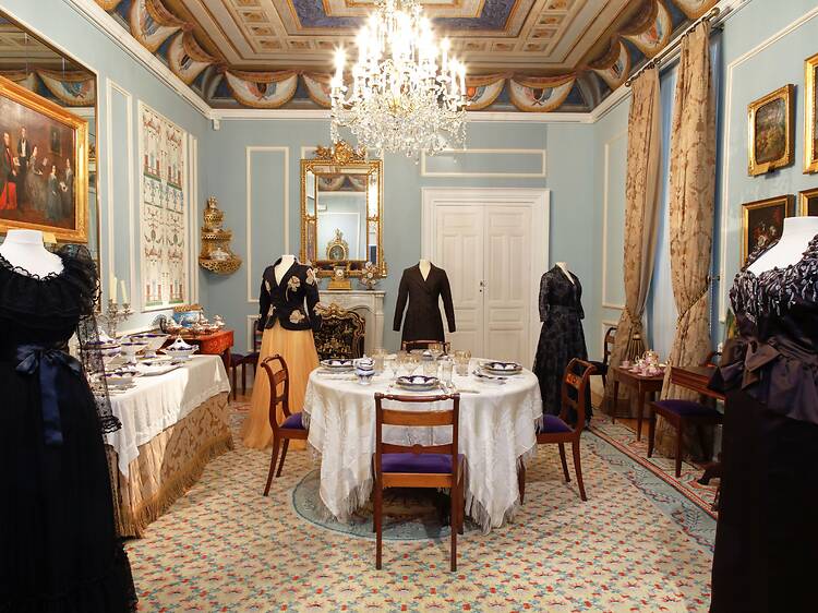 El Museo del Romanticismo reabre gratis en Madrid con una exposición de Balenciaga, Sybilla y lo mejor de la moda del siglo XX y XXI