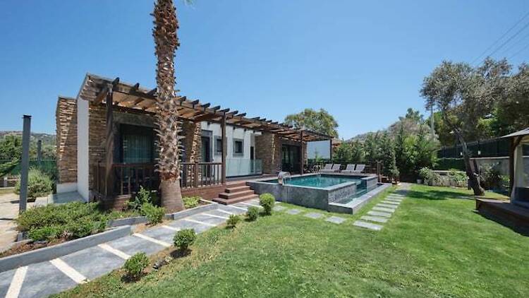 The Winter-Ready Retreat: Villa Zenith