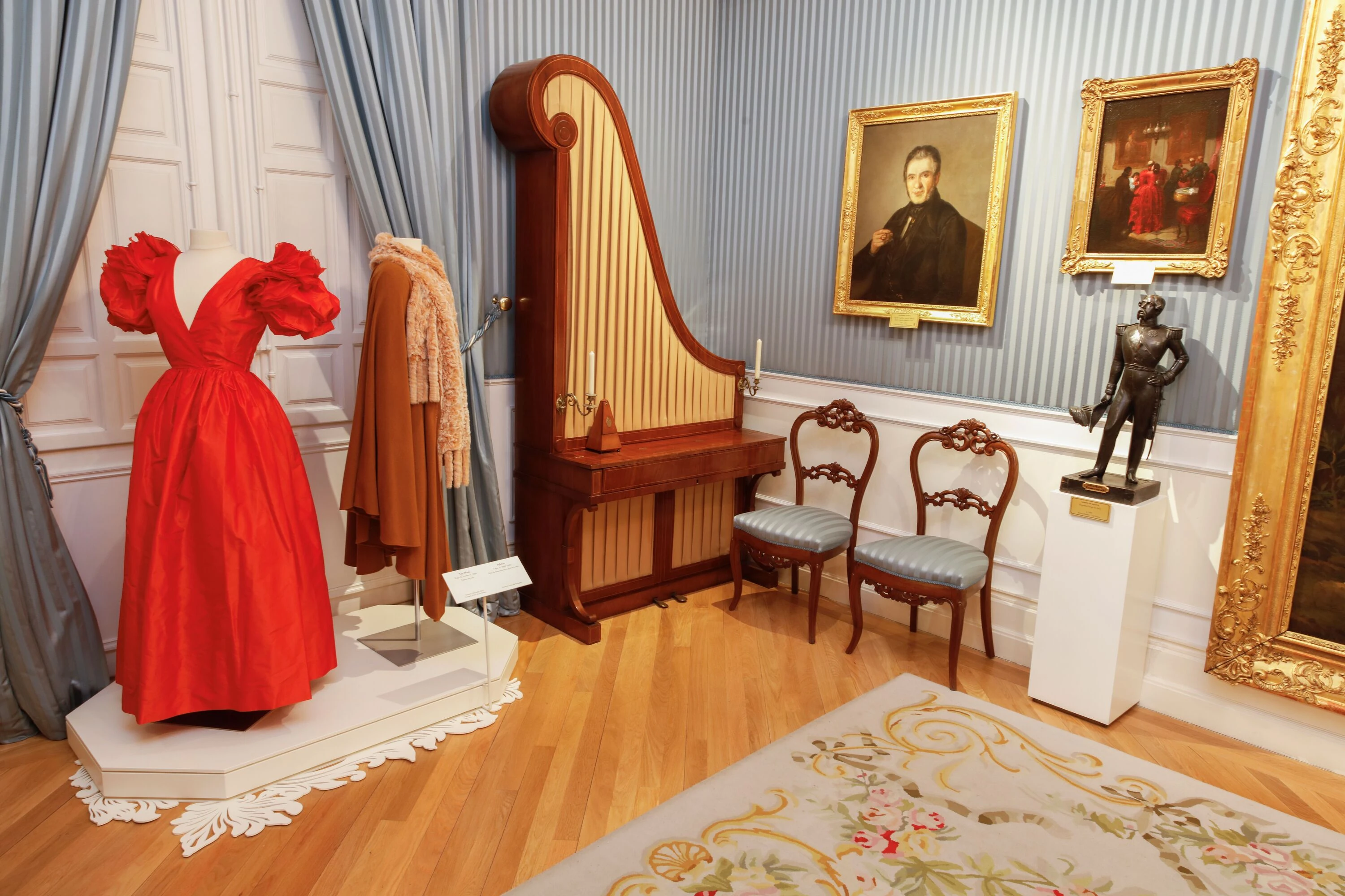 Sala Antesal&oacute;n del Museo del Romanticismo, traje de noche de Tot-Hom y capa de Sybilla. Vicen&ccedil; Prants  Carreras -  @Starpestudi 
