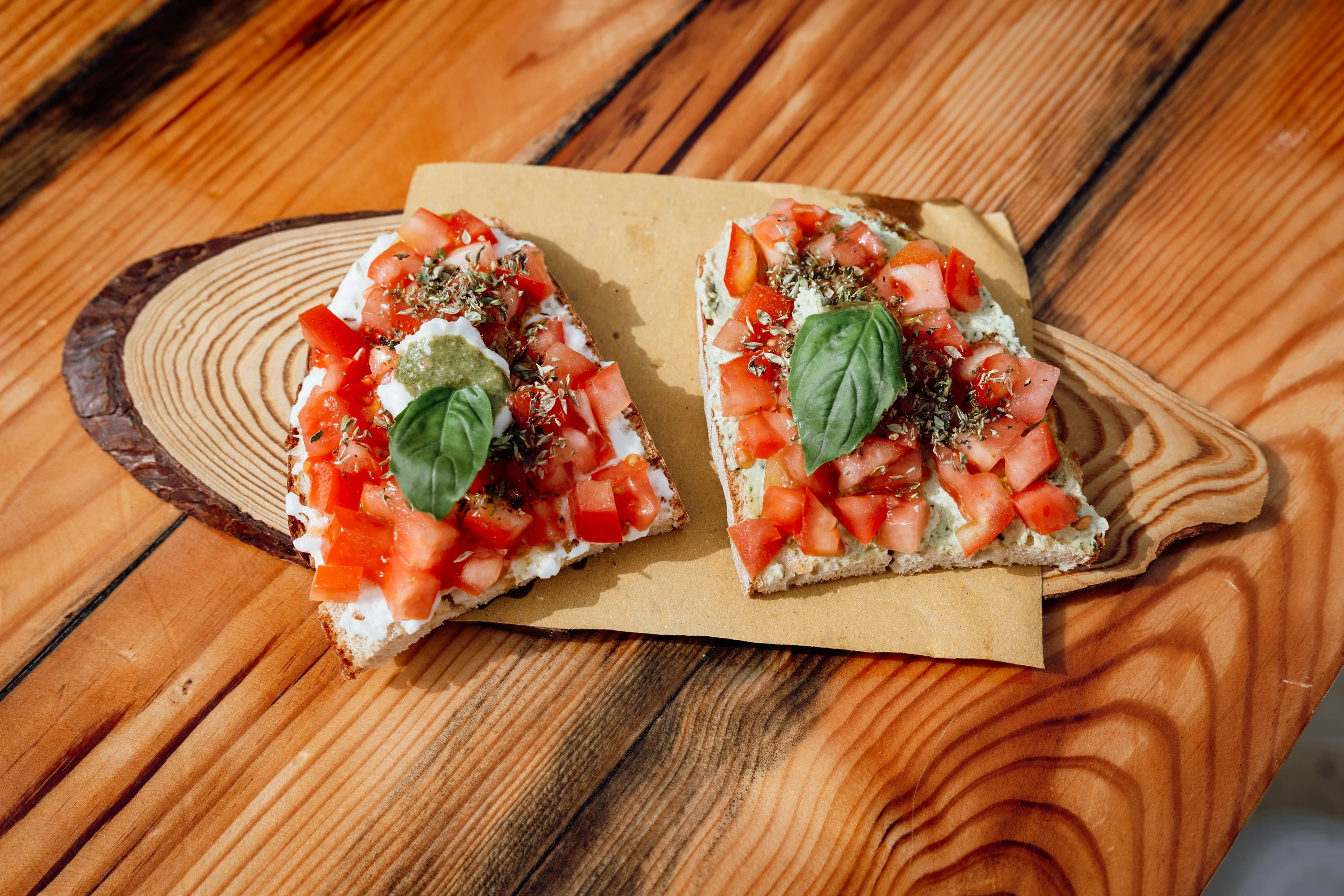 bruschette de burrata, queijo de cabra, manjeric&atilde;o e tomate