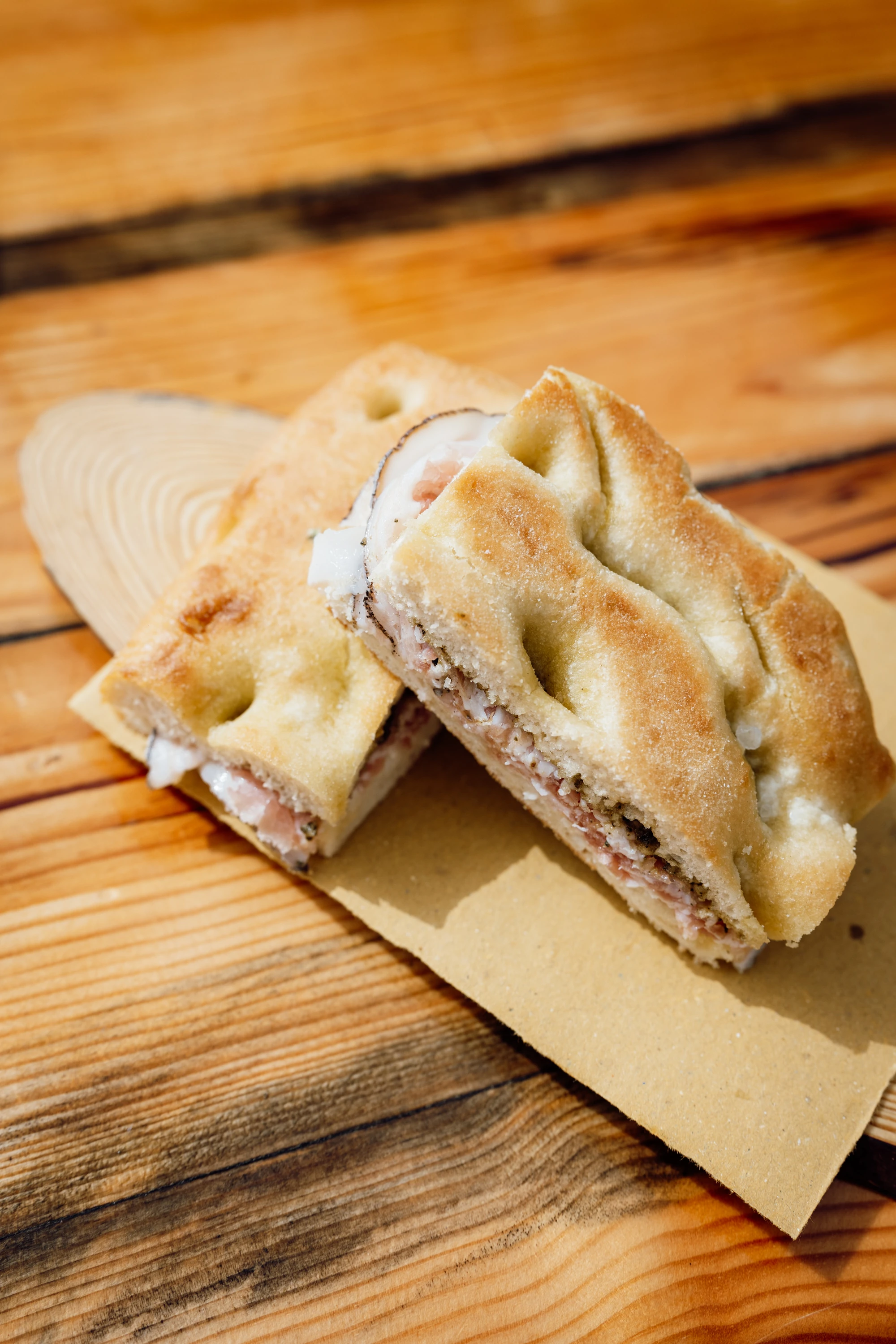 focaccia Gastone com pancetta de pimenta preta, burrata e pesto de s&aacute;lvia