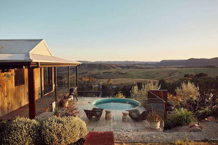 timeout.com - Talia Stanton - 10 Best Airbnbs in the Blue Mountains: Luxury Cabins & Cliffside Escapes