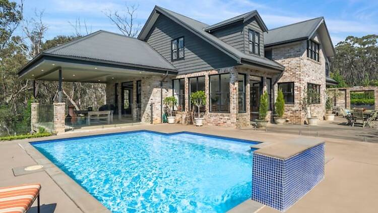 The Lakeside Sanctuary: Bellmohr House on the Lake