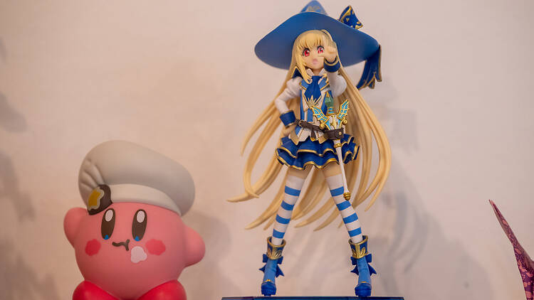 Manga-hahmo hyllyllä ravintolassa Daruma Helsingissä