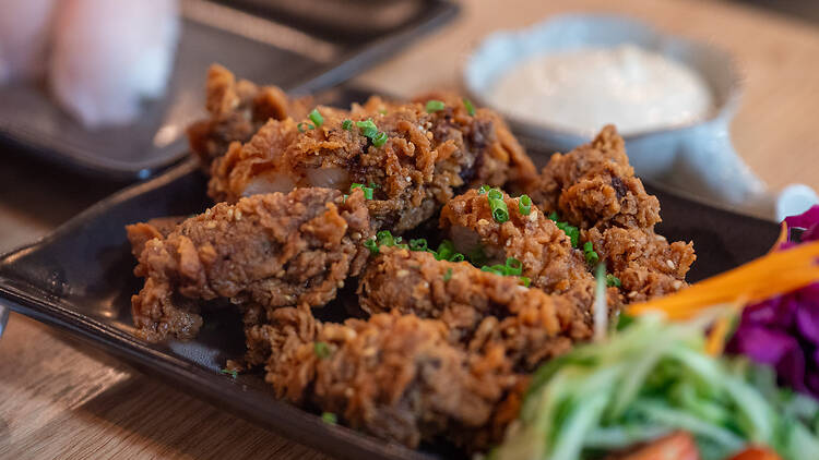 Karaage-kanaa lautasella ravintolassa Daruma Helsinki