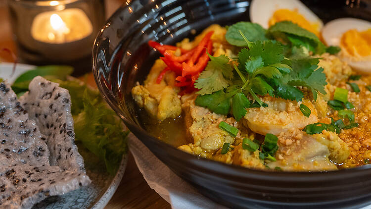 Vietnamilainen mi quang nuudeliannos ravintolassa Daruma Helsinki