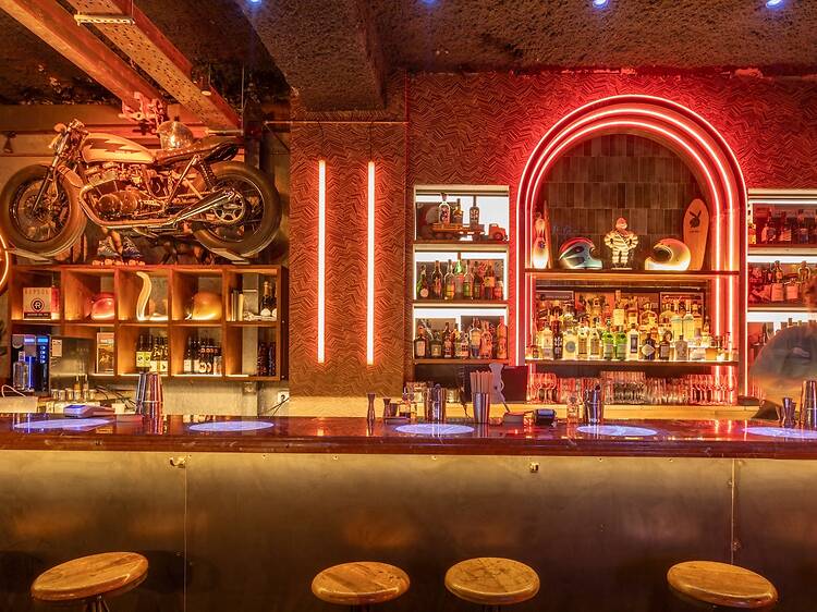 Motor Oil Cocktail Garage: el brutal bar musical de los creadores de algunas de las mejores fiestas y coctelerías de Barcelona