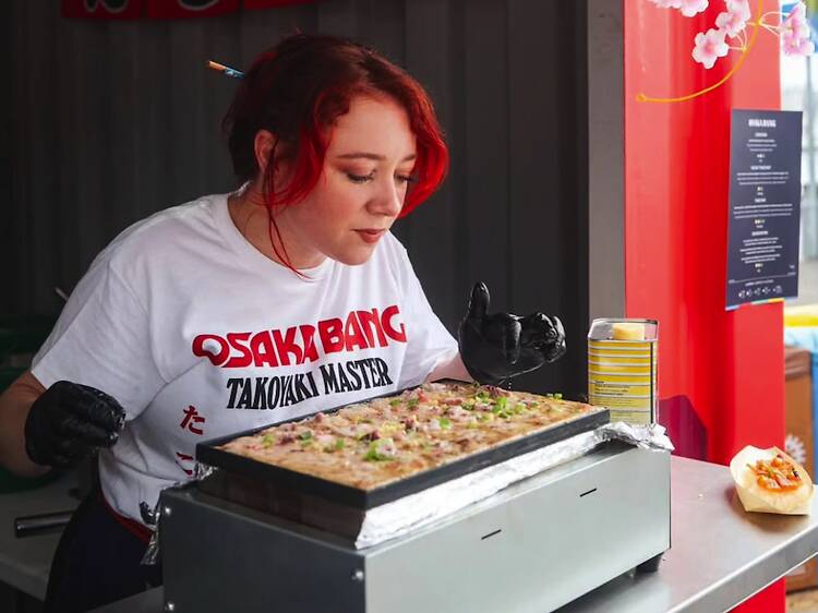 El minúscul local de Barcelona on es menja pizza japonesa com si fossis a Osaka