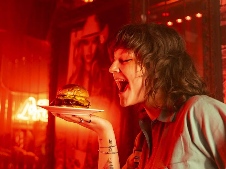 Menú de cheeseburger per 10 euros: el nou refugi 'cool' que revifa les nits al Gòtic