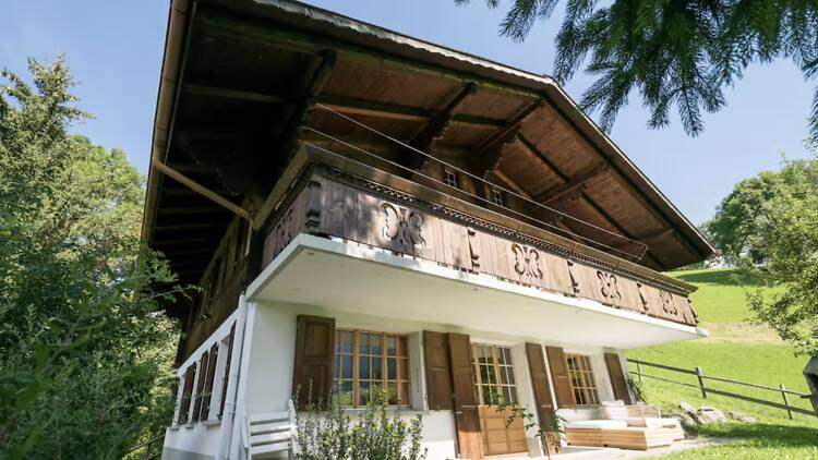 The sun-drenched alpine lookout: Bright Traditional Apartment