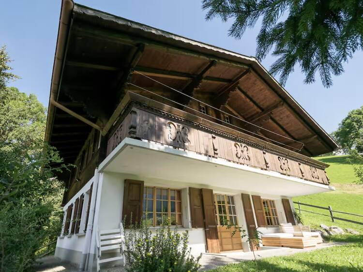 The sun-drenched alpine lookout: Bright Traditional Apartment